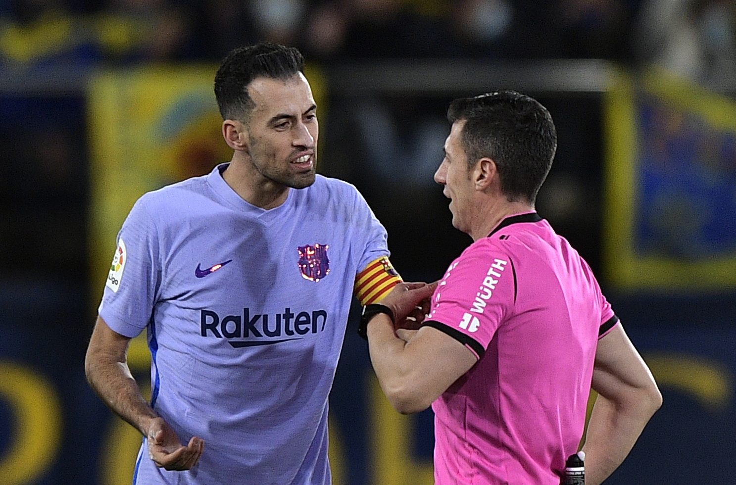 مباراة فياريال وبرشلونة شهدت جدلاً تحكيمياً (رويترز)