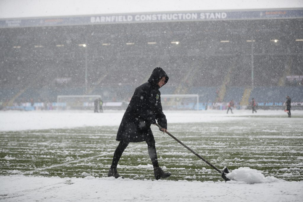الثلوج تسبب بتأجيل مباراة بيرنلي وتوتنهام (رويترز)