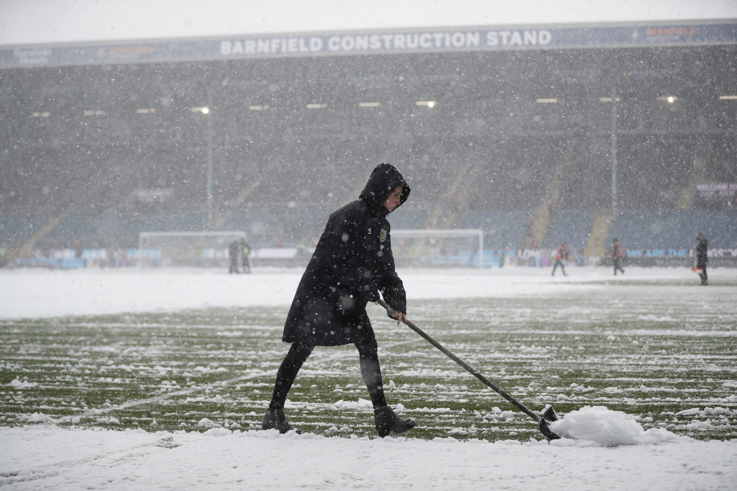الثلوج تسبب بتأجيل مباراة بيرنلي وتوتنهام (رويترز)