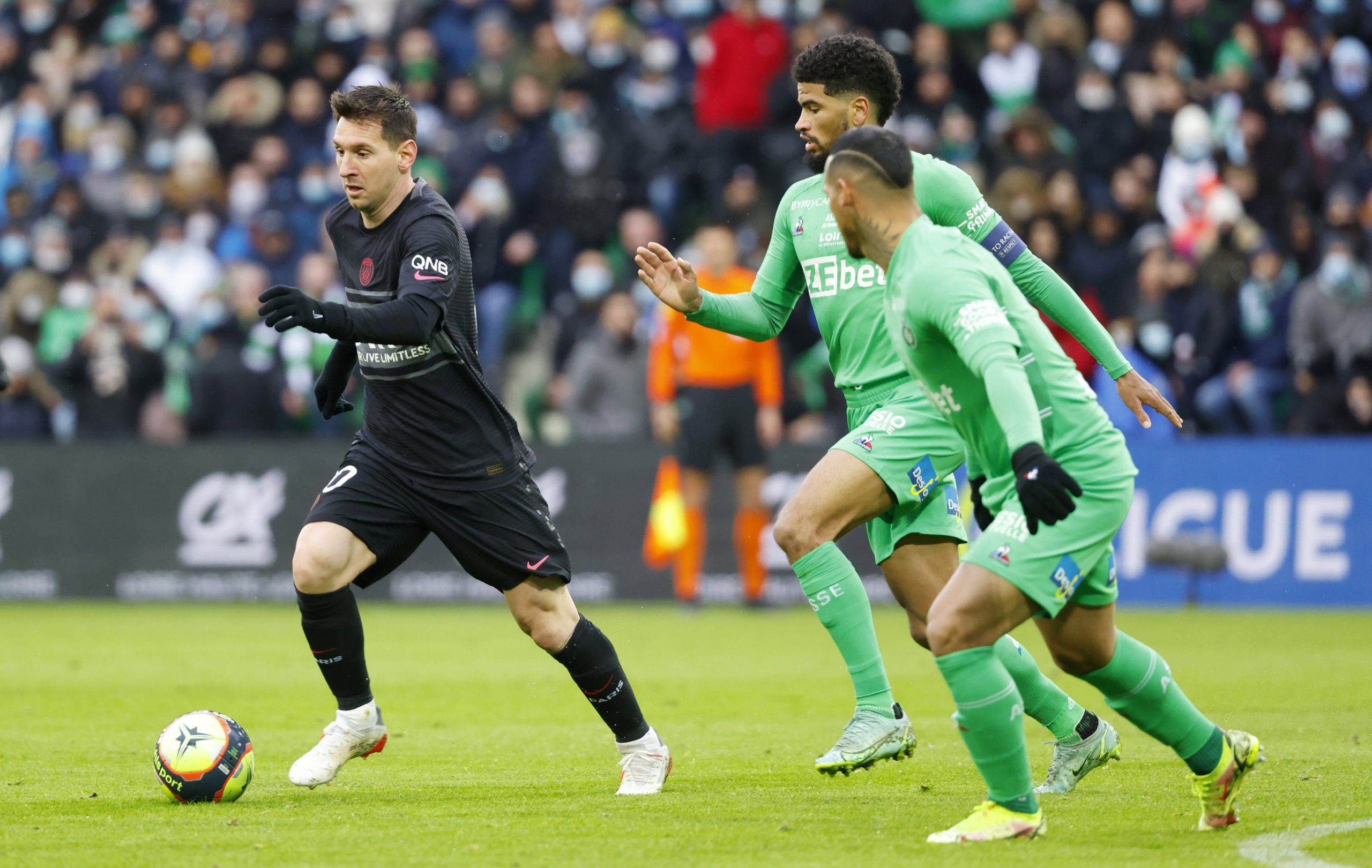 ميسي تألق دون أن يسجل أمام سانت إيتان (رويترز)