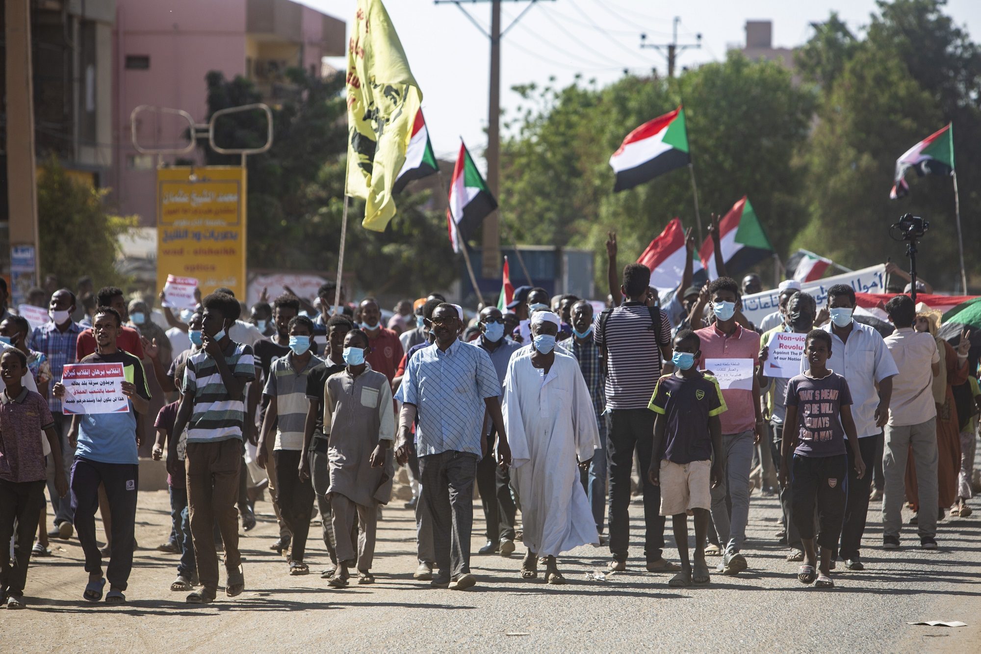 “أكثر الأيام دمويةً” منذ إجراءات البرهان.. 15 قتيلاً وعشرات الجرحى في قمع عنيف للمحتجين بالسودان
