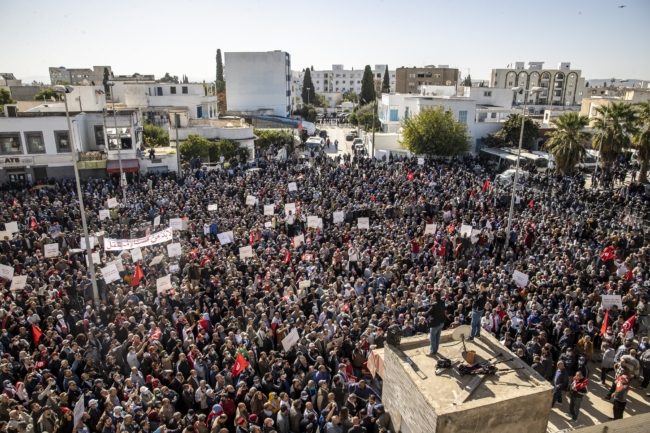 أكبر تنظيم نقابي في تونس يرفض “استشارة” سعيّد الإلكترونية.. اعتبرها “أداة لفرض الأمر الواقع”