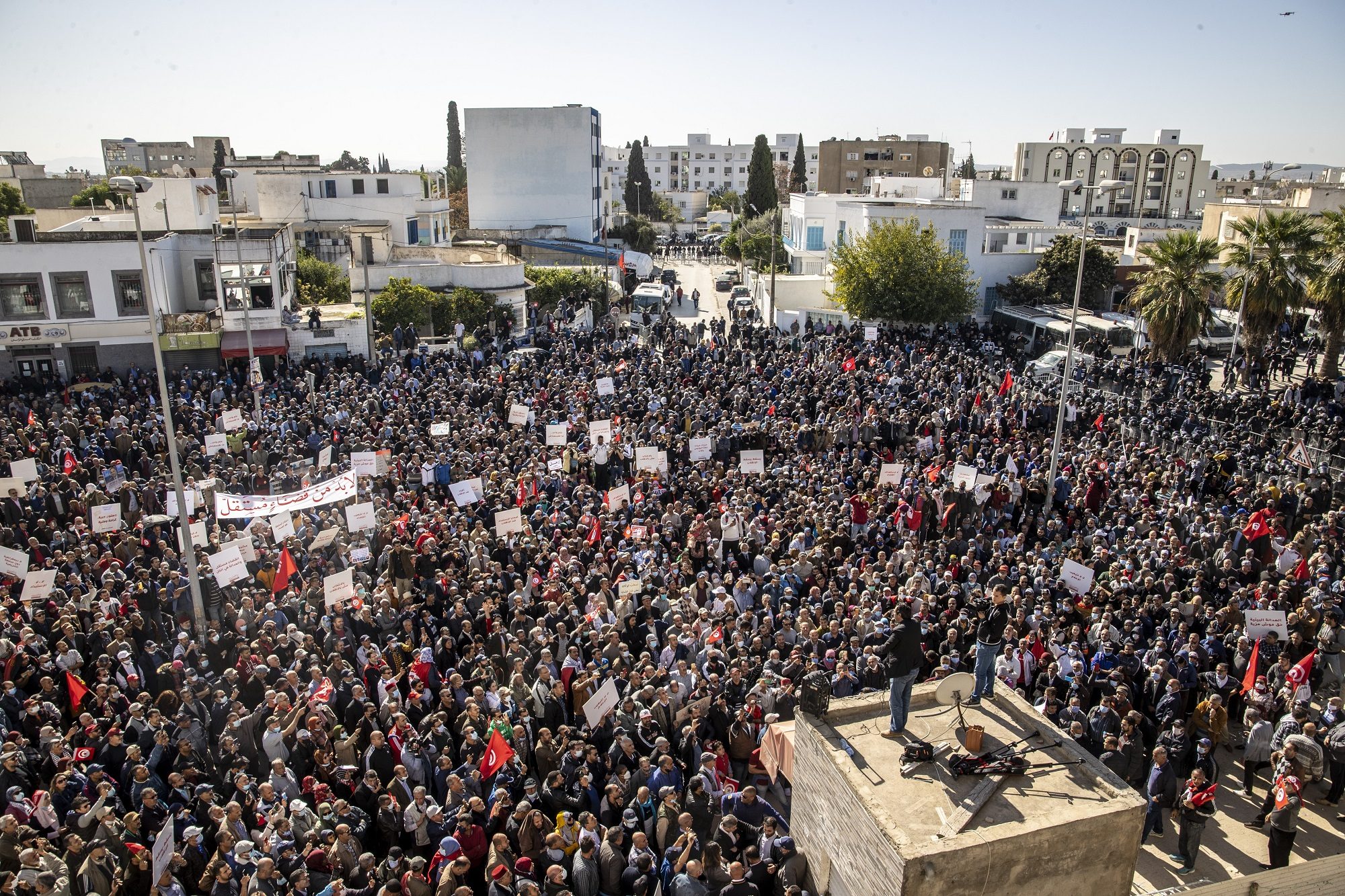 آلاف التونسيين يحتجون رفضاً لقرارات سعيد ويصعّدون مطالبهم: لن نغادر حتى يسمح بوصولنا للبرلمان