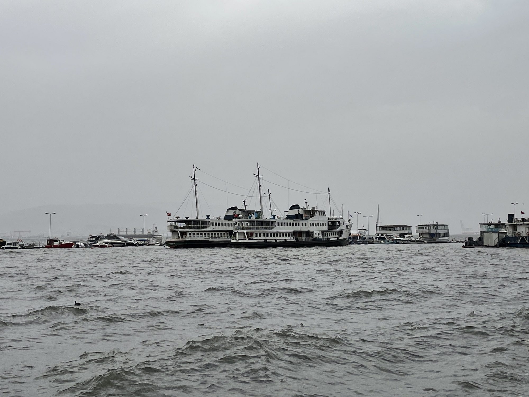 إسطنبول تشهد عاصفة “شديدة القوة”.. فيديوهات أظهرت تطاير المركبات وأسطح المنازل في كارثة خلفت ضحايا