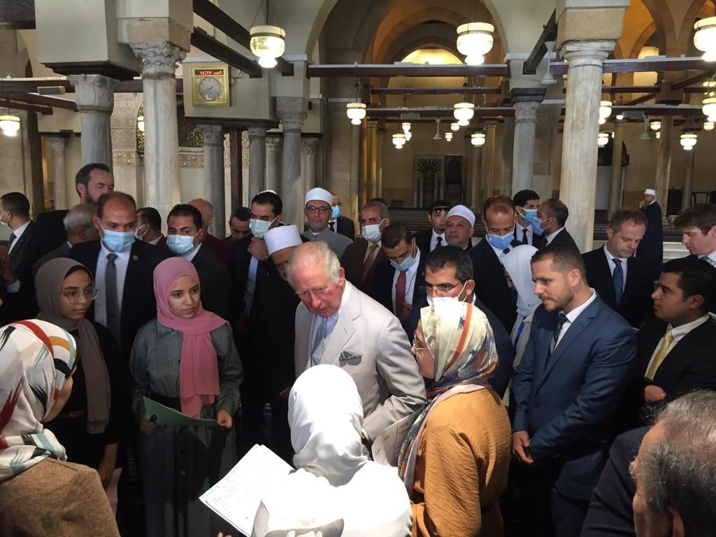 الأمير تشارلز وزوجته يتجولان في الجامع الأزهر بصحبة “الطيب”.. التقيا السيسي في قصر الاتحادية “صور”