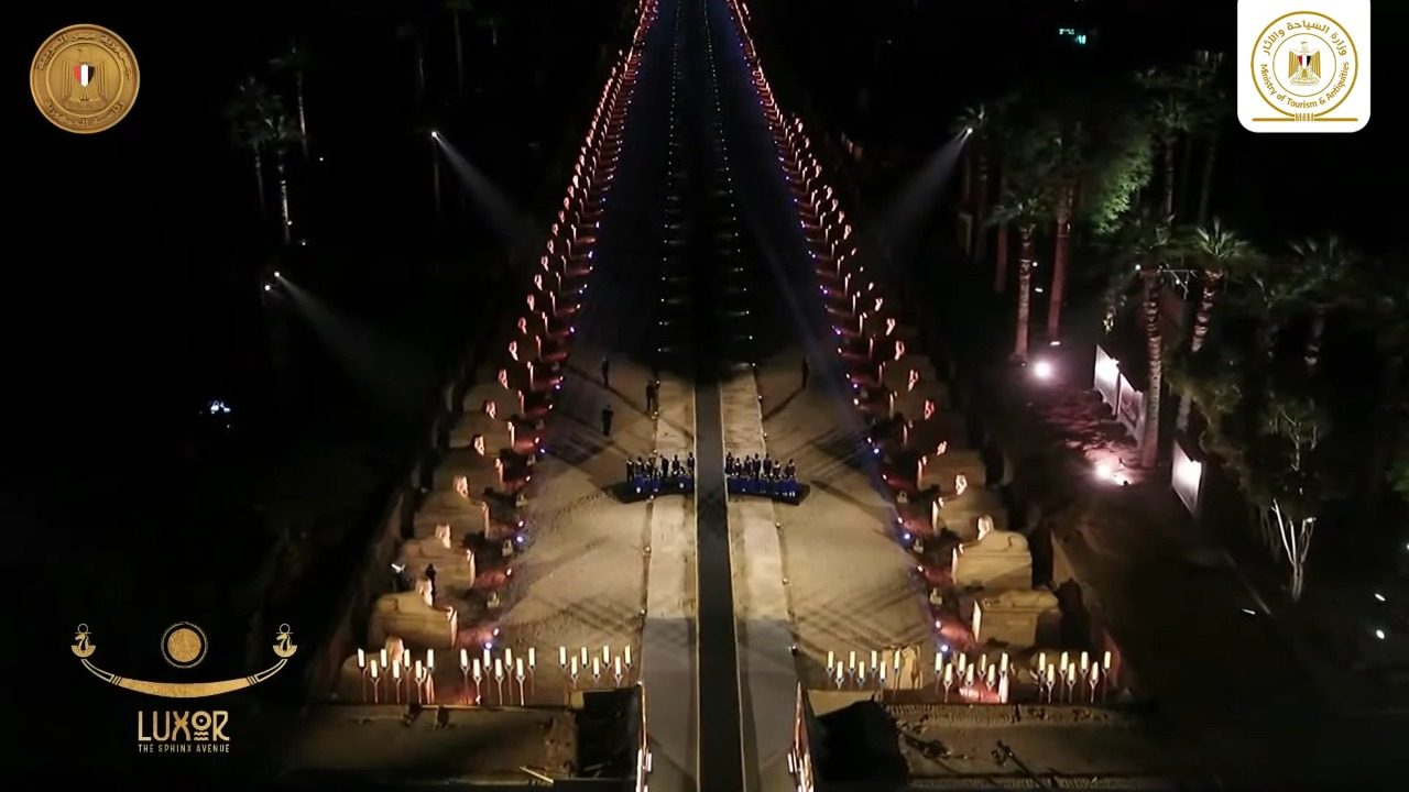 افتتاح مهيب لممر أثري بمصر عمره يصل 3 آلاف عام.. الحفل حضره السيسي ورجالات الدولة “فيديو”