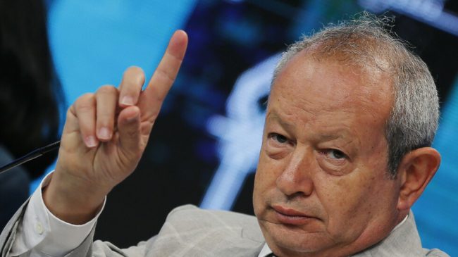 ينتقد الدولة ويريد أن يلاعبها بشروطه.. هل يرضخ ساويرس للنظام أم أن “دعمه الأمريكي غير المحدود” وراءه