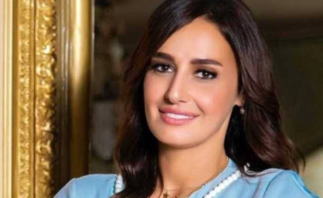 أول ظهور لحلا شيحة برفقة والدها بعدما خلافهما العلني بسبب الحجاب.. نشرت صوراً له مع العائلة