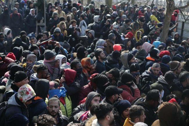 جَلْد واعتداءات وموجات صوتية تصيبهم بالصمم.. جرائم اليونان لا تنتهي بحق اللاجئين إلى أراضيها