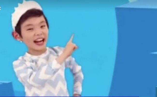 “بيبي شارك” وسيلة للتعذيب بأمريكا! سجناء يكشفون كيف تعمّد السجانون إيذاءهم بالأغنية المحببة للأطفال