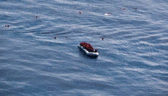 معظمهم من مصر.. وصول مئات المهاجرين إلى إيطاليا عن طريق البحر متحدين الأجواء العاصفة