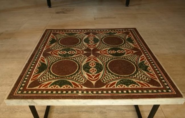 فسيفساء رومانية “نادرة” استُخدِمت كطاولة قهوة لمدة 50 عاماً! تعود لإمبراطور روماني (فيديو)