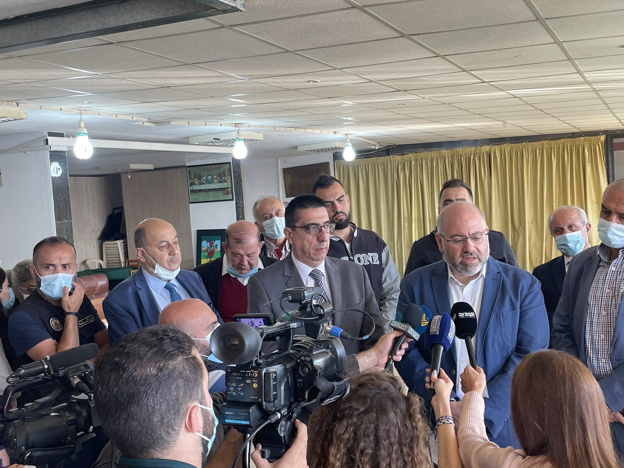 مريض مقيد في السرير والحمامات “قذرة”! مشاهد صادمة من مركز طبي لبناني تدفع السلطات للتدخل