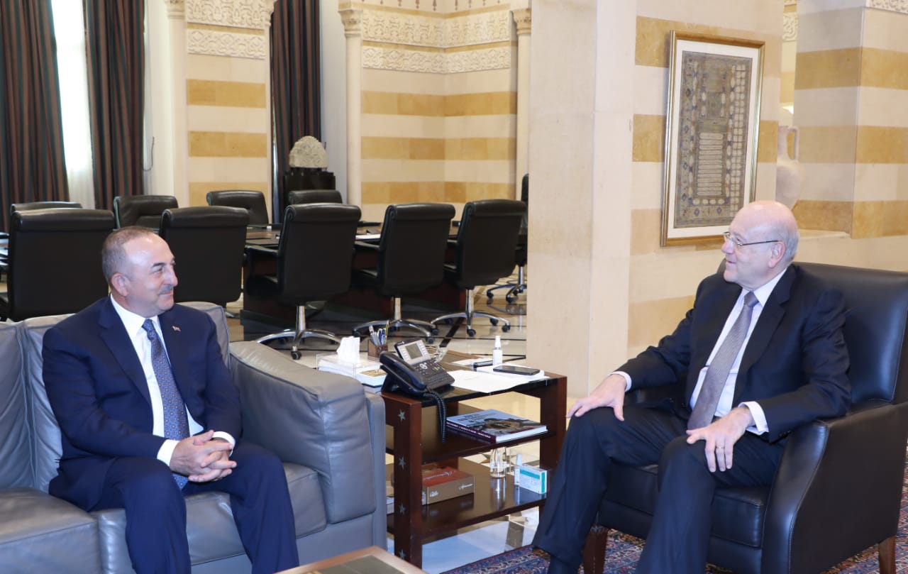 وزير الخارجية التركي مولود تشاوش أوغلو في بيروت بلقاء مع رئيس الحكومة اللبنانية نجيب ميقاتي/ صفحة رئاسة الوزراء اللبنانية