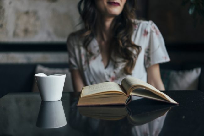 أصادق الكتب وأُقبِّل الورود وأخبر البحر بأسراري.. هكذا هي علاقتي بالعالم من حولي