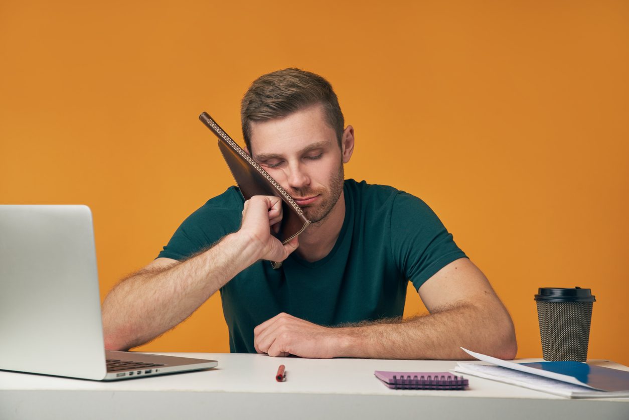 تشعر بالتعب والإرهاق الدائم أثناء العمل؟ 10 أسباب كامنة وراء ذلك