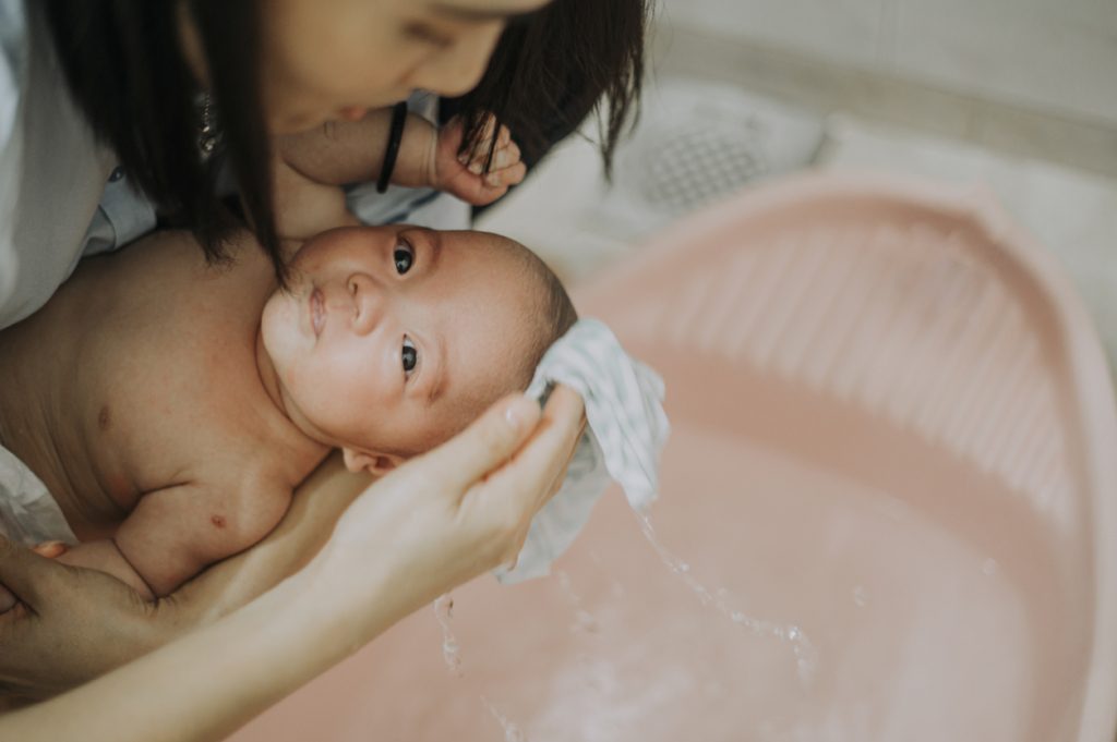 خطوات وموانع استحمام الرضيع حديث الولادة
