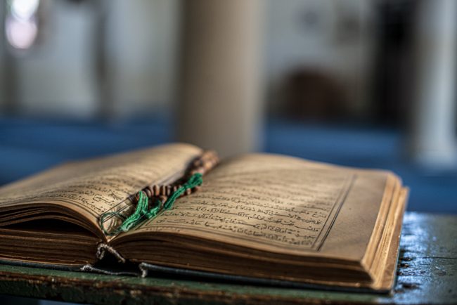 لماذا أبكي كلما استمعت إلى القرآن الكريم؟