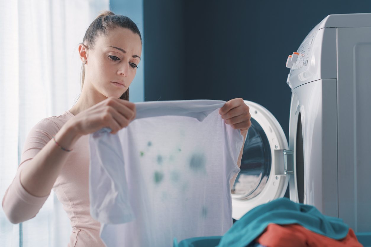 Istock البقايا البيضاء على الملابس