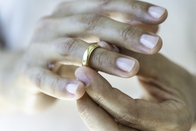 كيف تجيب على من يسألك عن “فلانة” أو “فلان” قبل التقدم للخِطبة؟