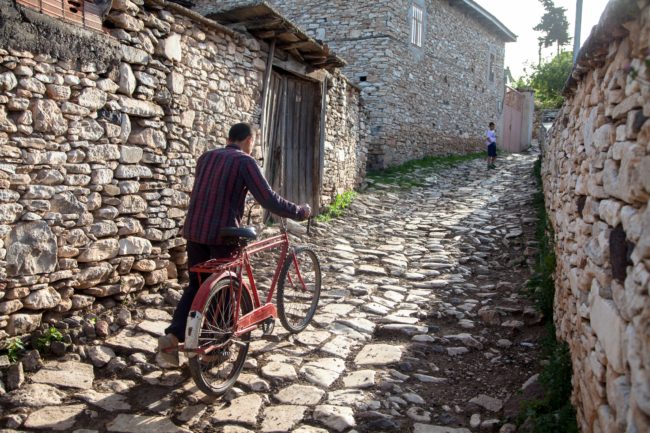 “اكعد واسكت”.. عن صديقي الذي “يمشي جنب الحيط” حتى في أمريكا!