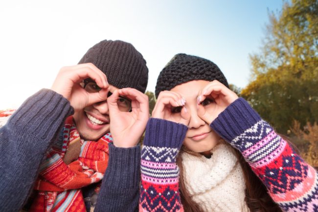 قد تظن لوهلة أن هناك صلة قرابة بينهما، لكن الحقيقة أكبر من ذلك بكثير.. لماذا يبدو الأزواج متشابهين؟