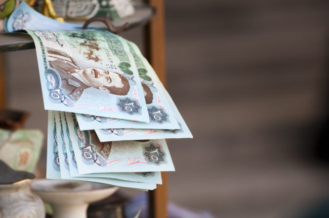 بعد عام على خفض سعر الدينار.. هل يسير اقتصاد العراق نحو الانهيار أم الانتعاش؟