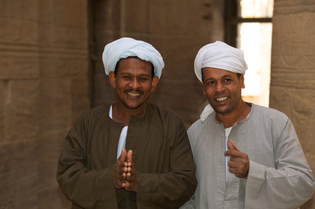 رجلان مصريان من النوبة يغنيّان في معبد فيلة في أسوان/ Istock