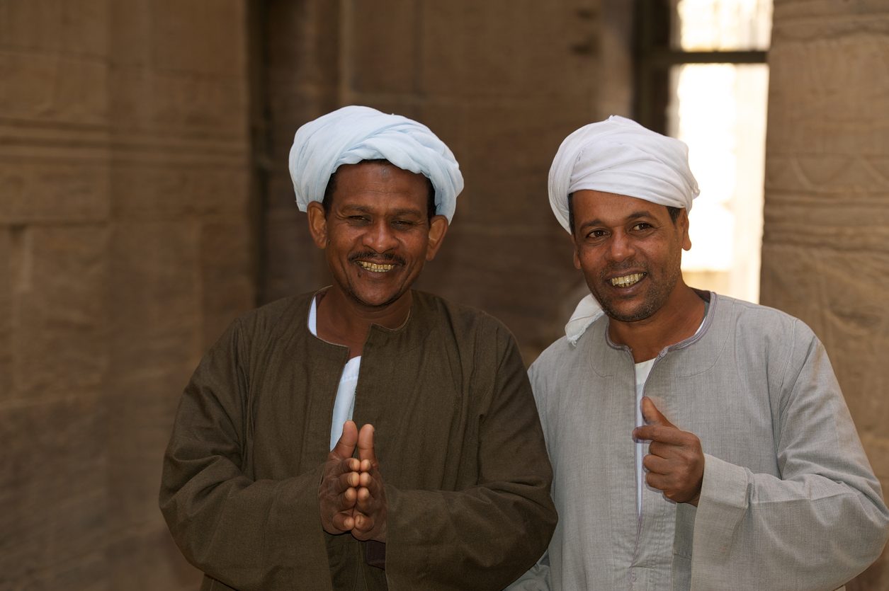 رجلان مصريان من النوبة يغنيّان في معبد فيلة في أسوان/ Istock