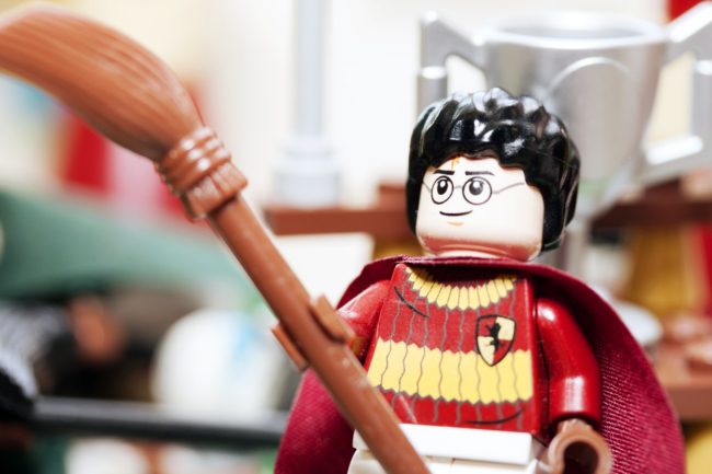 بعد عقدين من نشر أول إصداراته.. كيف غيرت سلسلة كتب هاري بوتر “أدب الشباب” لجيل كامل؟