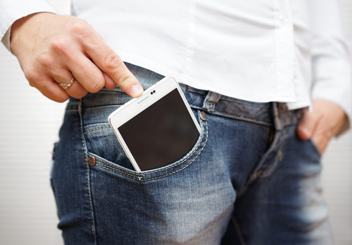 لماذا جيوب بناطيل النساء ضيقة أكثر من بناطيل الرجال؟