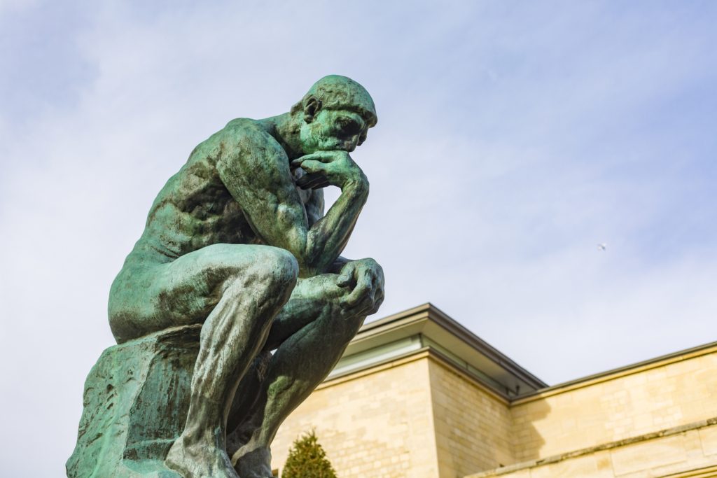 تمثال "The Thinker" الشهير في ساحة متحف رودين بباريس/ Istock