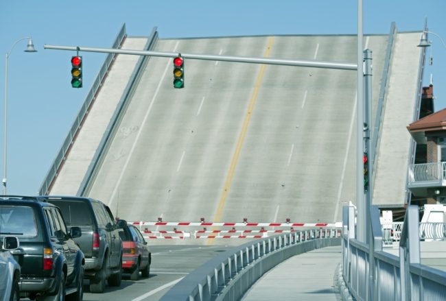 فيديو يحبس الأنفاس لجسر متحرك يرتفع فجأة أثناء عبور سيارة! جعلها تنقلب على مرأى من الجميع