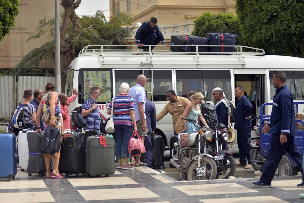 عشرات السياح بمصر يدخلون المستشفى