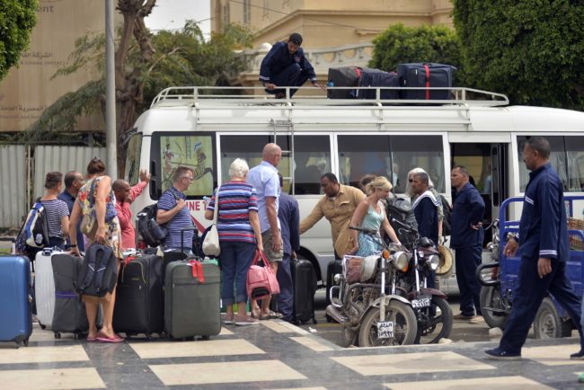 عشرات السياح بمصر يدخلون المستشفى.. السلطات تحقق وتغلق فندقاً، وسائحة تتحدث عن السبب المُحتمل