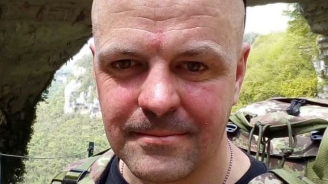 حادث مأساوي يجمع شقيقين بعد 24 عاماً من الفراق.. أحدهما طعن الآخر وهو نائم، والميراث ربما يكون السبب!