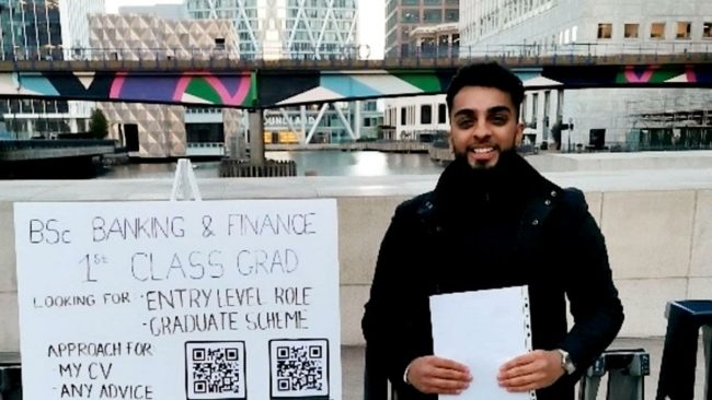 شاب يعرض مواهبه بطريقة مبتكرة بحثاً عن عمل.. نصب لوحة بها بياناته أمام محطة مترو في لندن