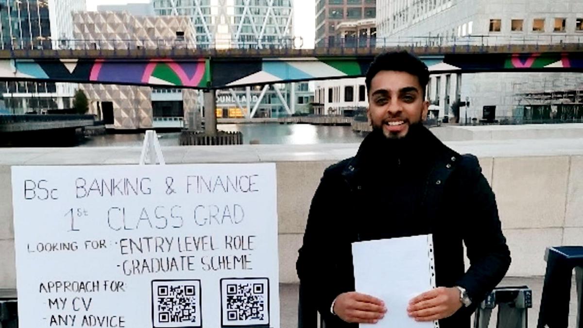 شاب يعرض مواهبه بطريقة مبتكرة بحثاً عن عمل.. نصب لوحة بها بياناته أمام محطة مترو في لندن