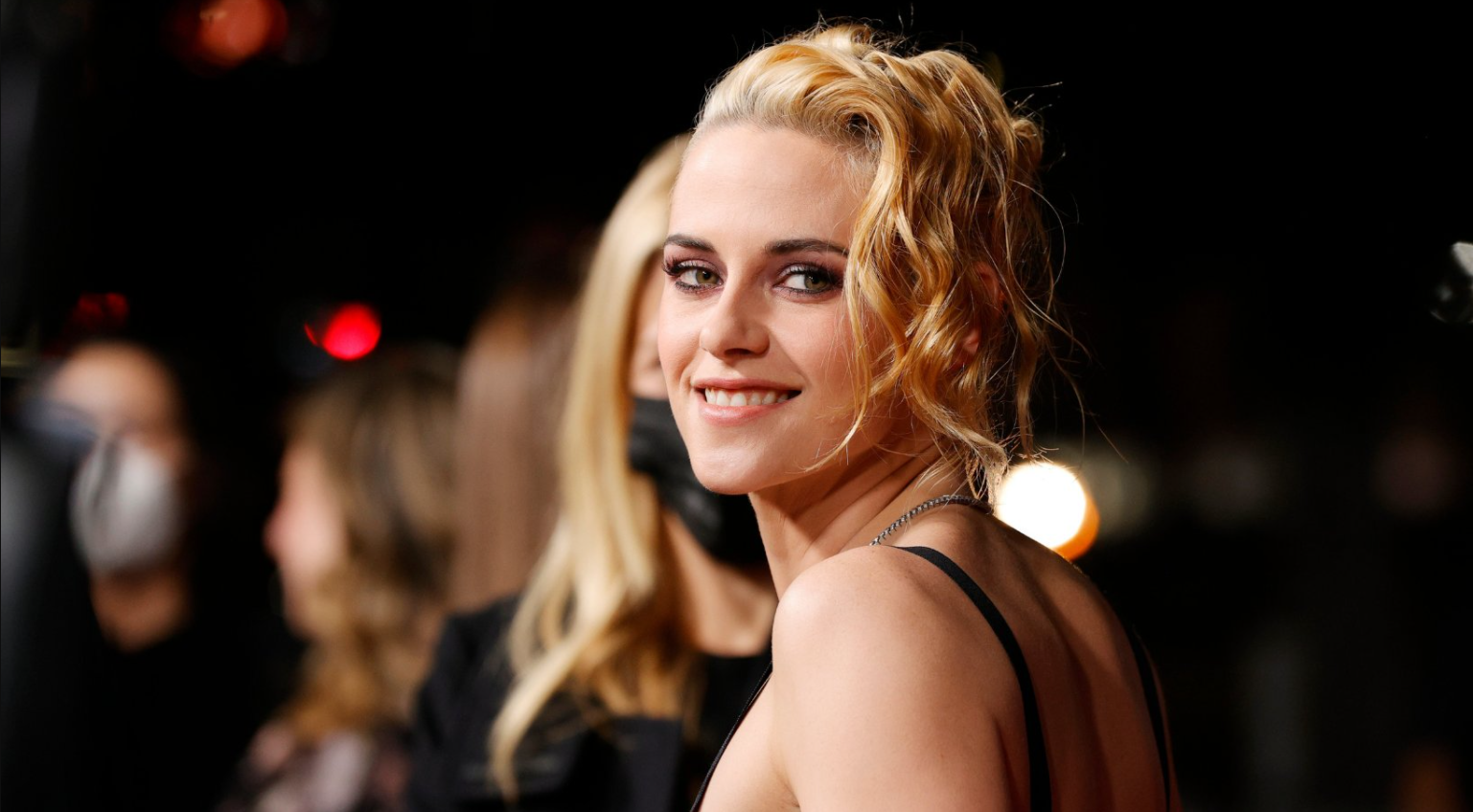 تويتر/ كريستين ستيوارت تشبه الأميرة ديانا وابنيها بالوحش ذي الـ3 رؤوس!