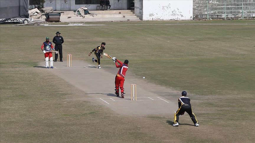 جانب من مباراة لرياضة الكريكت في باكستان تعبيراً للتضامن مع سكان إقليم كشمير/ الأناضول