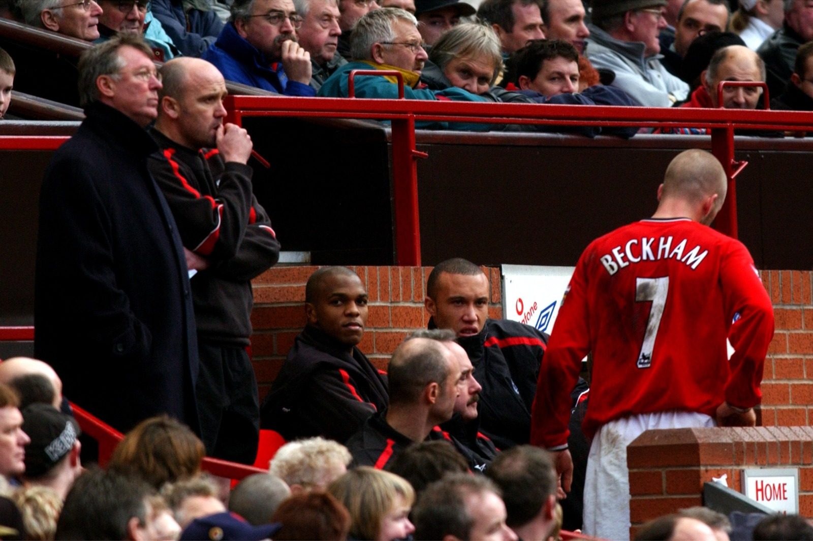 قذفه بالحذاء فجعله ينزف ورفض ارتباطه بفيكتوريا.. فصول صراع بيكهام وفيرغسون