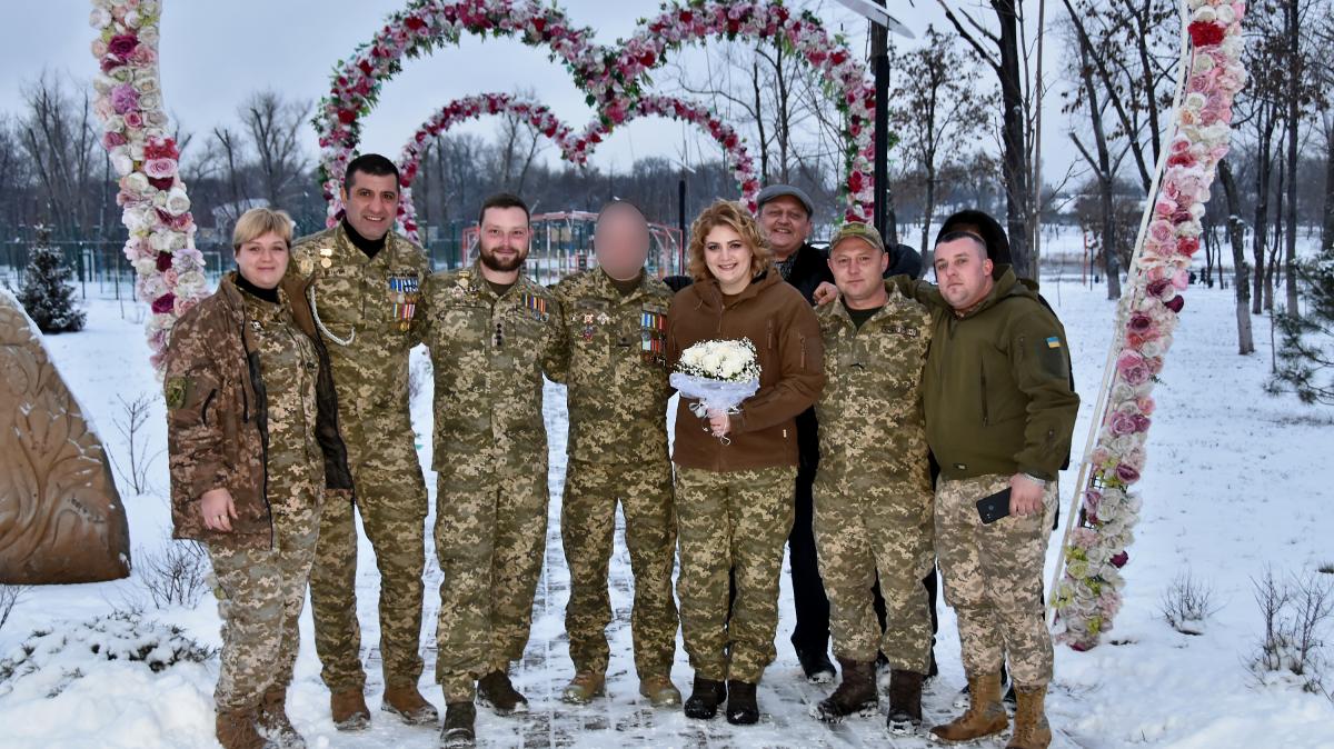 زواج في ساحة المعركة.. عاشقان أوكرانيان يعقدان قرانهما بزيٍّ عسكري وعلى خط المواجهة مع الانفصاليين