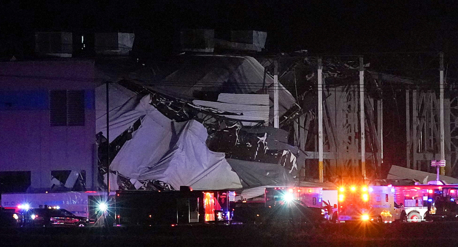 إعصار هائل يخلّف دماراً كبيراً في 4 ولايات أمريكية.. حاكم كنتاكي يعلن مصرع 50 شخصاً على الأقل (فيديو)