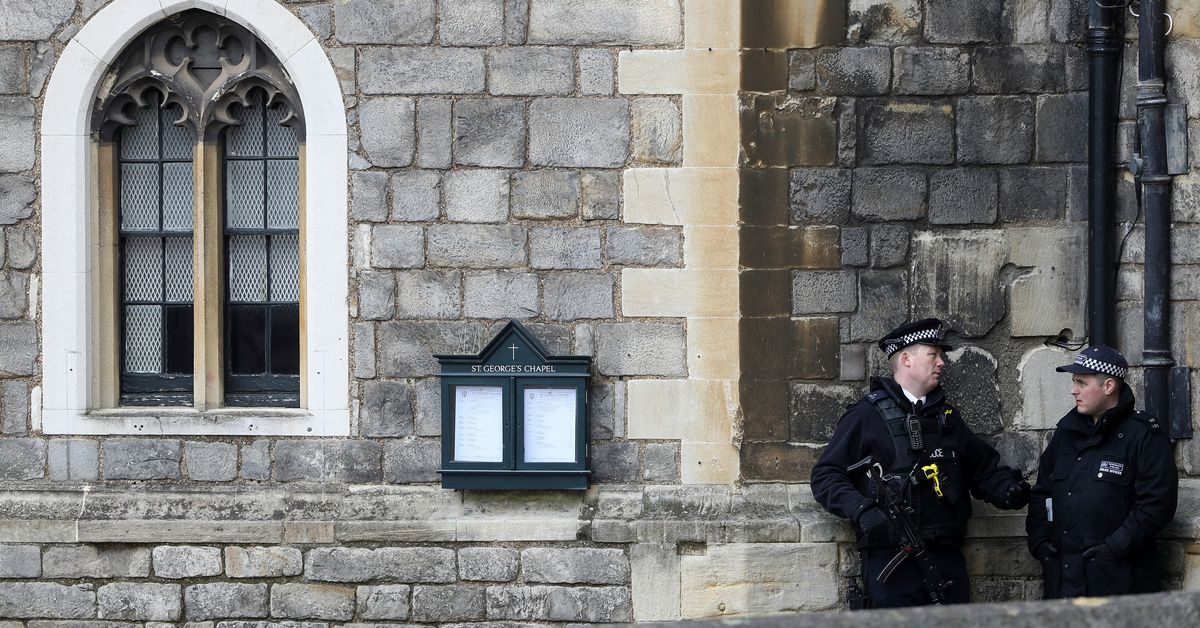 توقيف بريطاني مسلح حاول اقتحام إقامة الملكة إليزابيث.. شرطة لندن: كان يحمل سلاحاً هجومياً