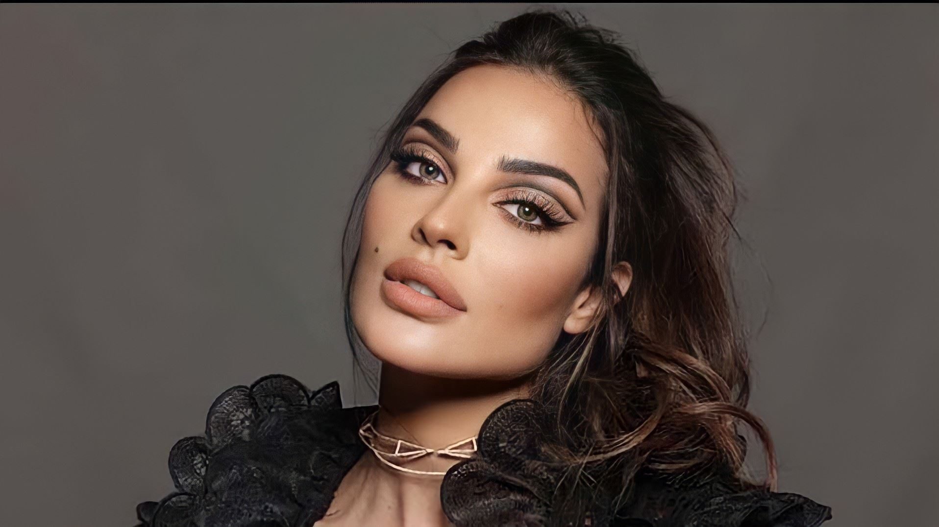 ابنة نادين نسيب نجيم تلفت الأنظار بجمالها المميز وشبهها بوالدتها (فيديو)