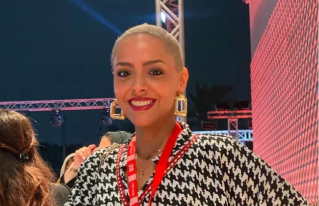 ممثلة سعودية تثير الجدل بعد ظهورها حليقة الرأس تماماً.. هل قامت بتقليد شيرين عبد الوهاب؟ (فيديو)