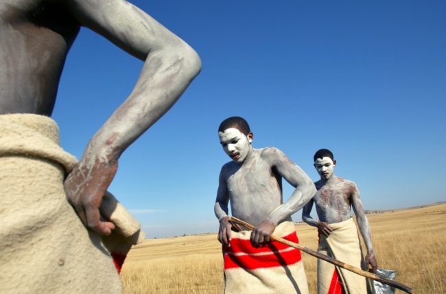 حفل ختان في جنوب إفريقيا يتحوَّل لـ”مأساة”.. انتهى بوفاة 30 فتى وإصابة 80 آخرين