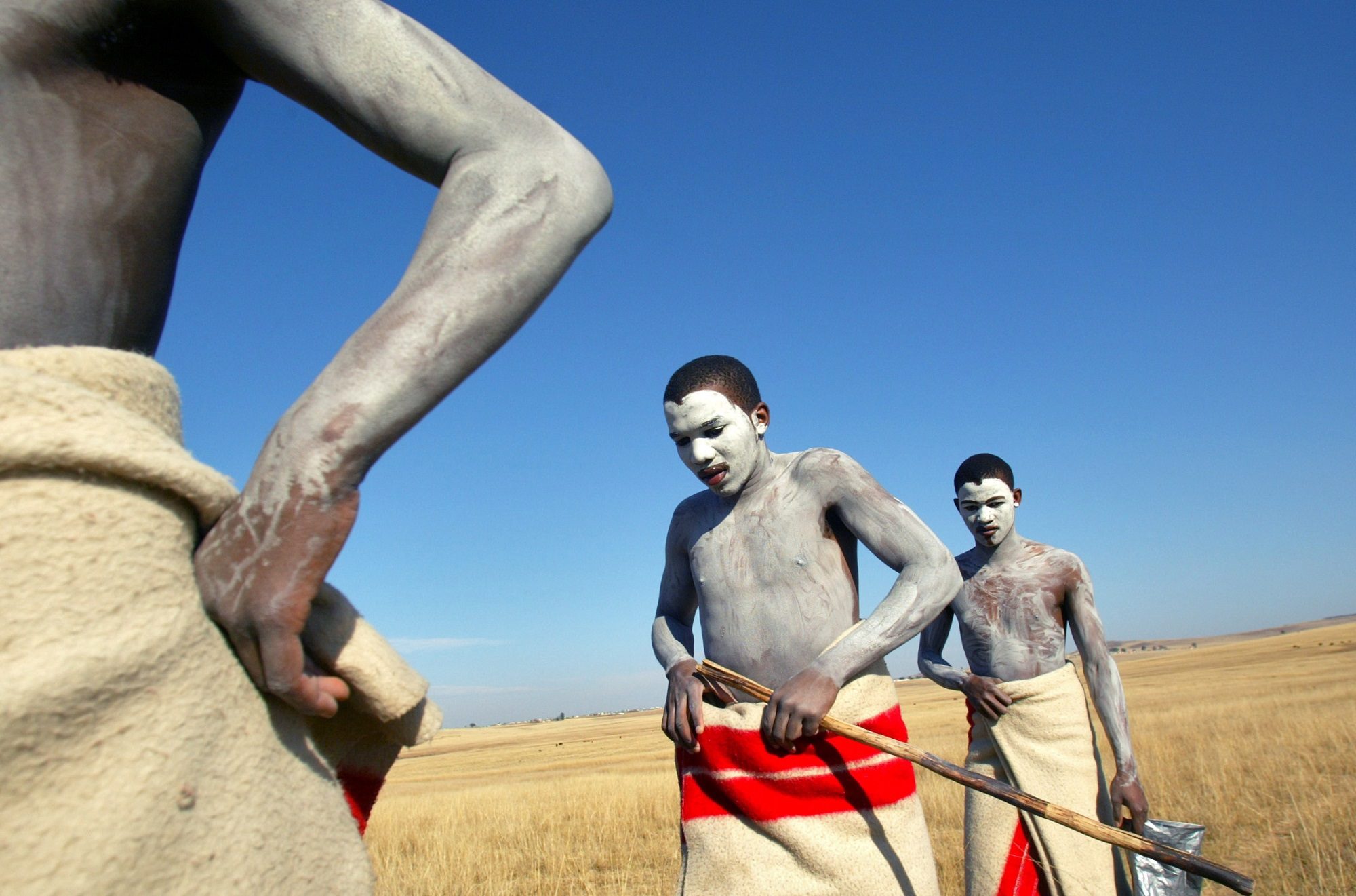 حفل ختان في جنوب إفريقيا يتحوَّل لـ”مأساة”.. انتهى بوفاة 30 فتى وإصابة 80 آخرين