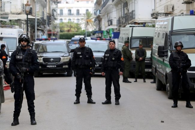 القضاء الجزائري يُسقط ملاحقة طفلة في الـ14 من عمرها.. النيابة تابعتها بتهمة “التجمهر غير المسلح”!