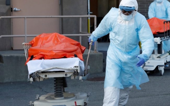 خبير فيروسات يبعث برسالة لعائلته حول متحور “أوميكرون”.. قدم نصائح عملية لهم للحماية منه